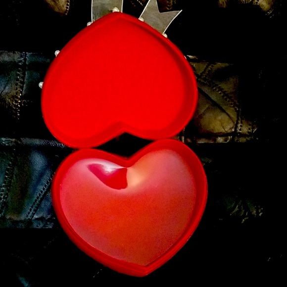 Heart Shaped Padded Red Gift Box - Picture 2 of 6